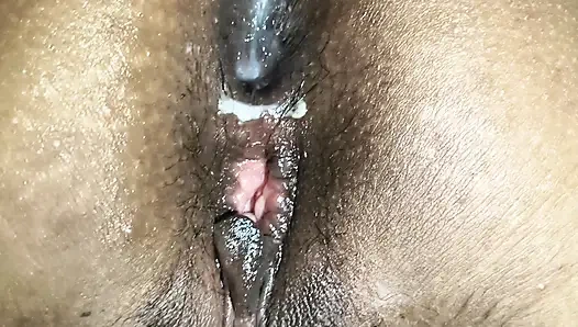 Üvey anne soyunuyor ve götünü siktiriyor