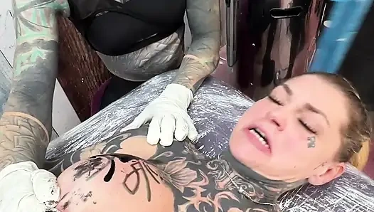 Dövmeli kız memelerini siktiriyor sonra yarağa biniyor ve anal seks yapıyor