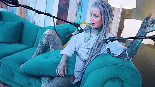 Ich spreche über H - Glück - ASMR podcast SFW spricht goth dünnes mädchen dreadlocks tattoo-modell inked mädchen