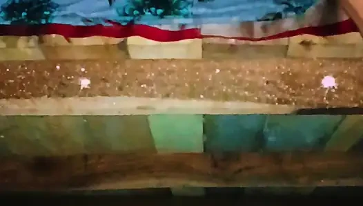 Sister-in-law's bad fucking and spreading both her legs, put the whole penis and took out the piss from the pussy.