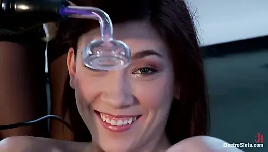 Electrosex ile ilk kez: Hanna'nın tanıtımı