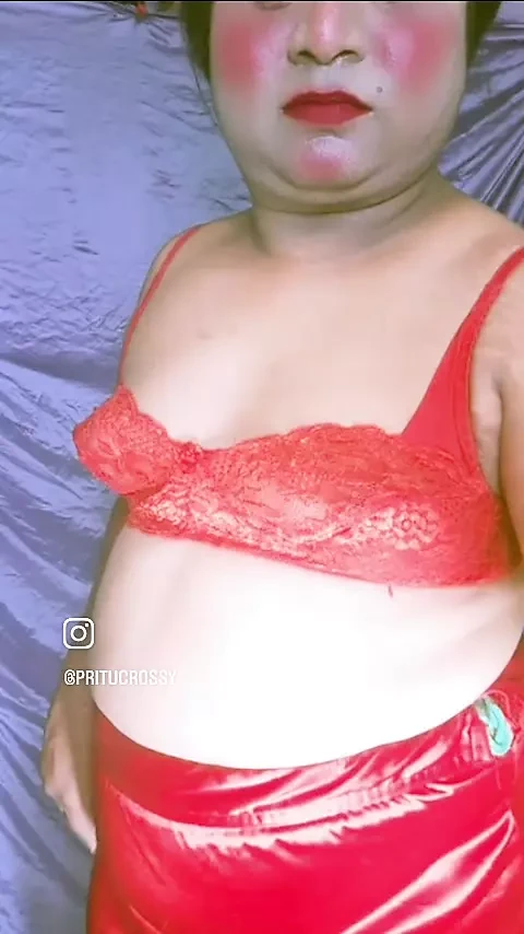 Il pune di pritucrossy in reggiseno rosso