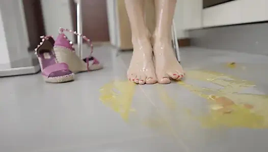 Canı sıkılan sarışın orta yaşlı seksi kadın ateşli ayaklarla yumurtaları eziyor - ayak fetişi ezme!