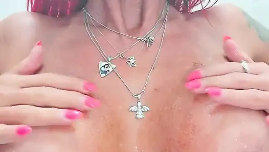 Payudara yang Diminyaki: Memanjakan Telanjang Saya