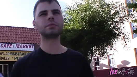 Enge rasierte muschi befriedigt mit einem langen, fetten schwanz