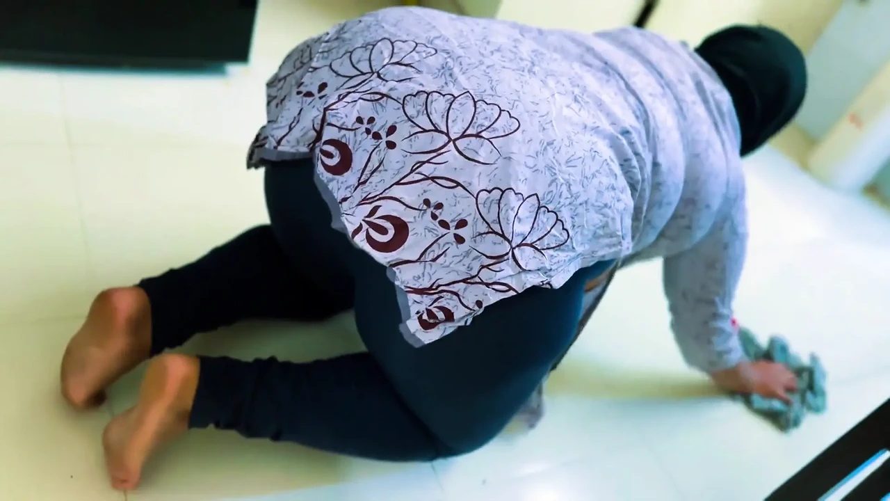 热辣的埃及胖女仆被困在床底下, 我在看到她的裸体大屁股后自慰