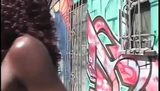 Siyah siyahi seks yapıyor ve oral ve sert sikişiyor ve dölleme