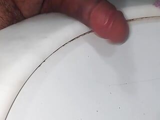 La masturbación en el baño real amateur maduro hombre activo que me follé la polla, es genial