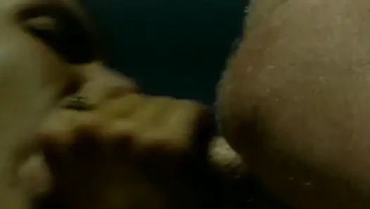 Seksi sarışın sürtük açık havada ateşli sikişiyor