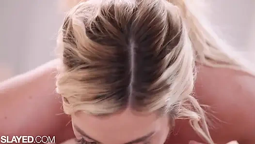 Убиванная Allie Nicole покрывает Jill Kassidy ее задницей и киской