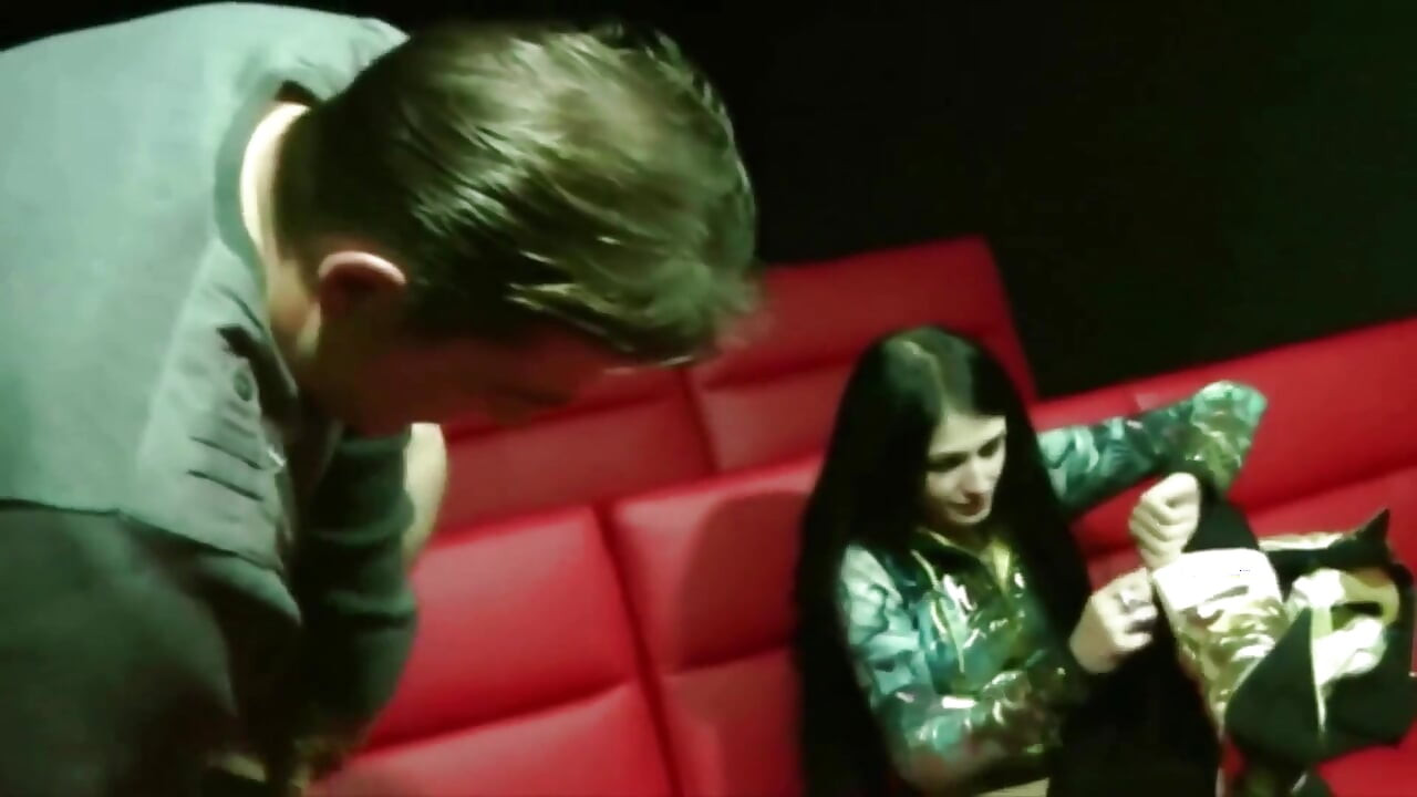 Esta gata francesa tem grande carga de porra no cinema