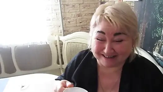 Предложили десерт к чаю, и сучка получает десерт, делая минет