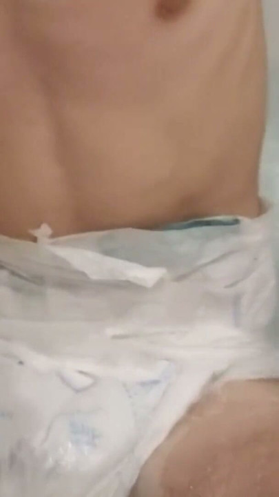 Chico abdl con pañal jugando en la bañera | Clip 1