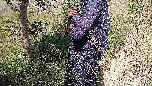 Bhabhi ne Devar ke sath Holi manae Khet per aur bhabhi ki chut mein rang Lagaya aur bhabhi ki bubs mein bhi Rang Lagaya