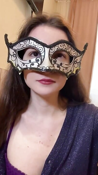 Rus Konuşkan Tatlı, Çoraplı Ve Topuklu Ayakkabılı, Striptiz Dansı Yapıyor