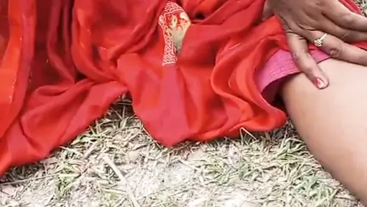Chachi chacha ke saat sambandh bana rahi hai