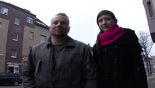 Pelacur Jerman berambut cokelat menunggangi kontol dan mengocoknya pada akhirnya