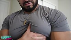 タイトなシャツを着た筋肉の大きな胸のフレックス