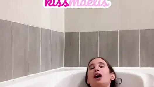 Bersenang-senang di bak mandi 2