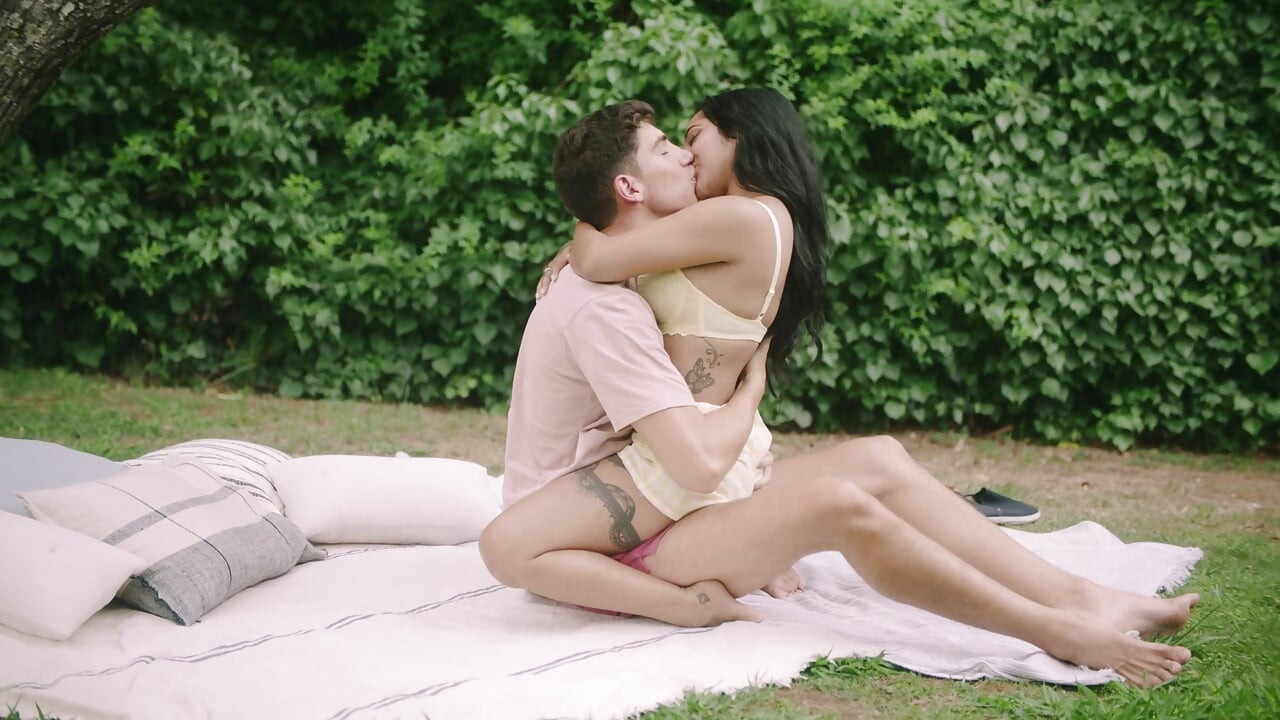 Sex în grădină la ora somnului cu soțul meu - Yasmina Khan