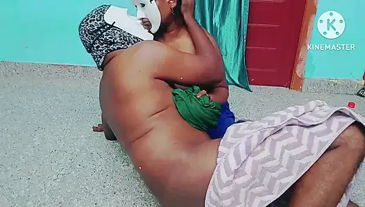 Heißes mädchen mit riesigen möpsen gibt schwanzmassage-service mit handjob im massagezentrum - riesige möpse lutschen mit lautem stöhnen
