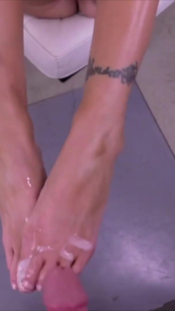 Izgalmas pillanat a "TATTOO MILF LOVE TO FUCK" című filmből