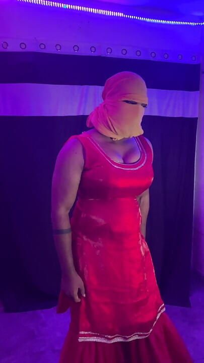 Indijski krosdreser u crvenom satenskom svilenom sharara odelu