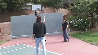 Tres tipos blancos randy follan a una chica negra lujuriosa después de un juego de tenis