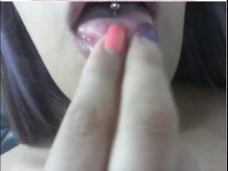 Sexy latina con piercing en la lengua las uñas largas