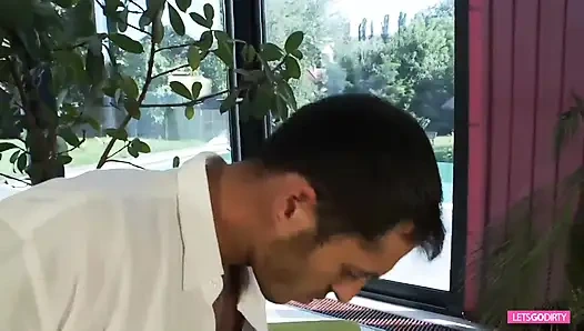 Olağanüstü sarışın bebek kalın yarağa sert biniyor