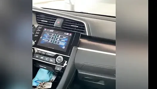 Abbie Maley'nin araba yolculuğu park yerinde sakso çekiyor