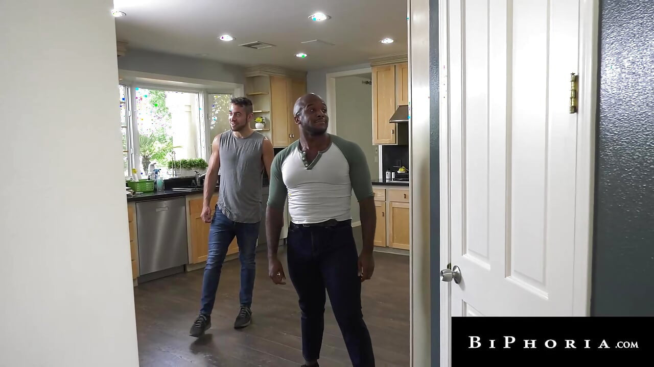 BIPHORIA - leidenschaftliche heiße ehefrau interracial dreier mit gut bestücktem ehemann &süßem mitbewohner