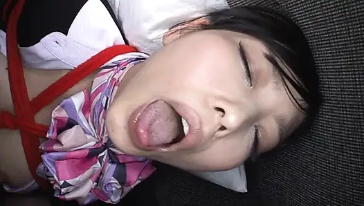 Ein reifer Mann und eine Kabinenbegleiterin treffen sich in einem Moment der ruhigen Versuchung.