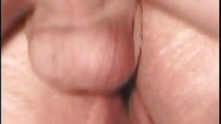 Une nana rousse à gros nichons se fait lécher les seins et baiser par un duo de bites sexy sur un canapé