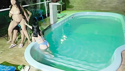 Auf frischer tat ertappt! Zwei brünette wurden beim masturbieren im pool der wohnung erwischt