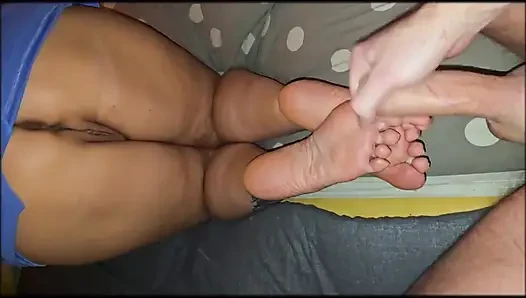 Ein Bett mit meiner stiefmutter zu teilen ist eine tägliche aktivität
