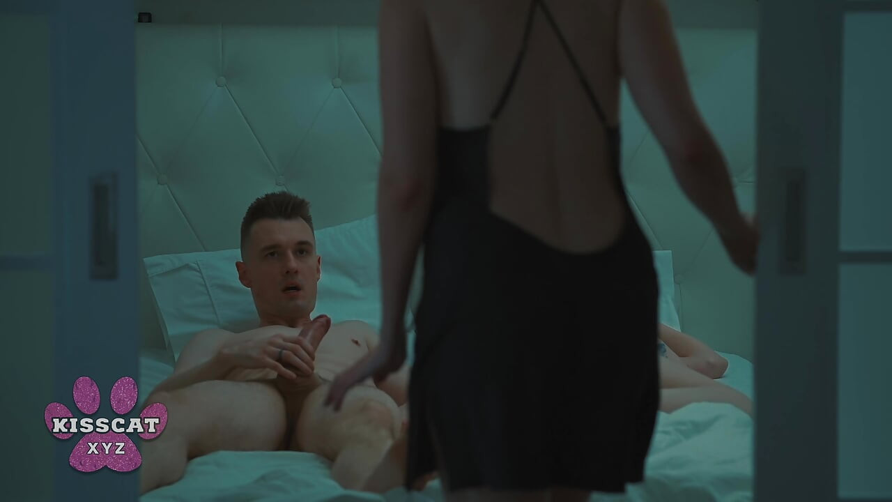 Hotwife fångar hennes fästman som kommer inuti bärnsten kawaii och knullar hårt i delad säng