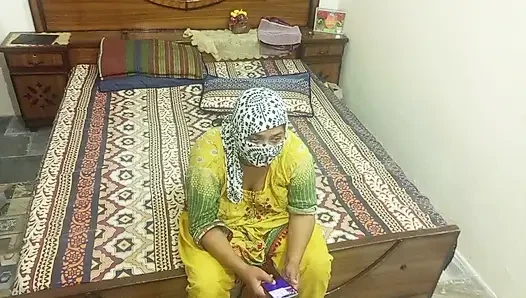 Ateşli ve seksi hintli kadın erkek arkadaşı tarafından sikiliyor