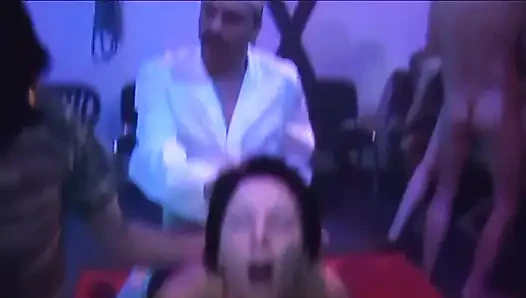 Olgun hatun büyük zenci yarağıyla grup seksten döl damlıyor