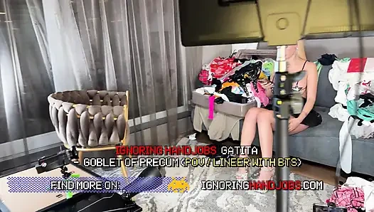 Горячая блондинка с большими сиськами с большой задницей играет с большим членом под полотенцем, не давая настоящий оргазм для ее удовлетворения