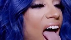 Sasha bank dan lidahnya yang seksi