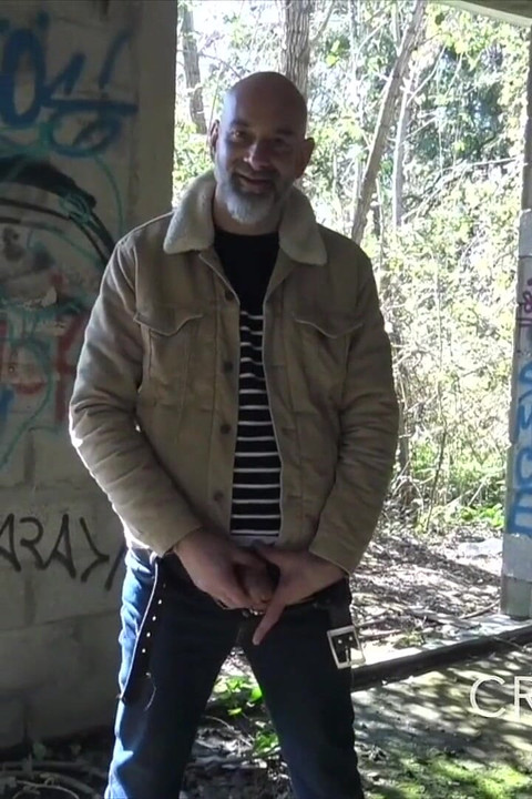 2440 変態パパに野外で生ハメされた若い男