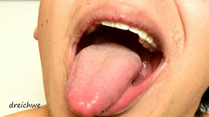 น้ําลายเด้งและโชว์ uvula ในน้ําลายน้ําเงี่ยง hd