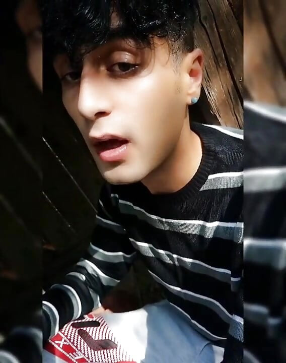 Garoto brinca com camisinha usada e gozada a pedido de amigo hetero