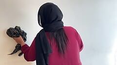 Hijab hookup - empregada muçulmana curvilínea fodida por dono de casa enquanto limpa o quarto (empregada rabuda fodida na Arábia Saudita)