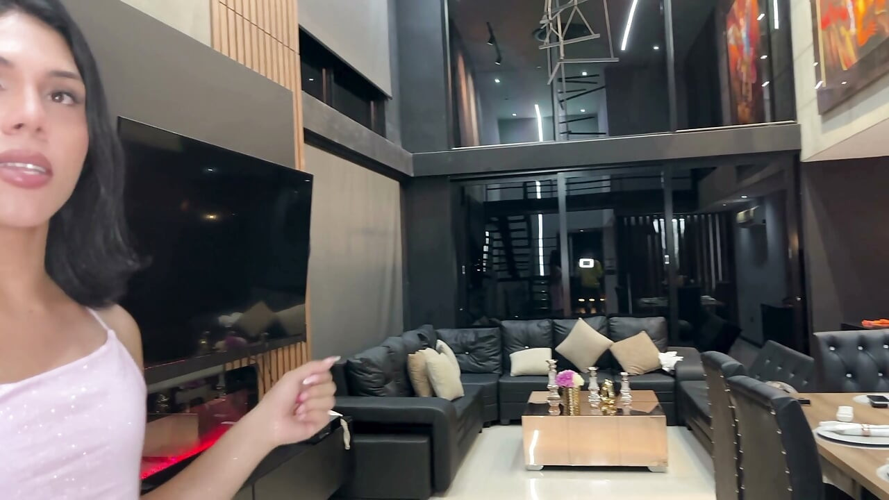 Emlak danışmanım harika ve evi satmak için sikmek istiyor, ekstra büyük siki var ve inliyor