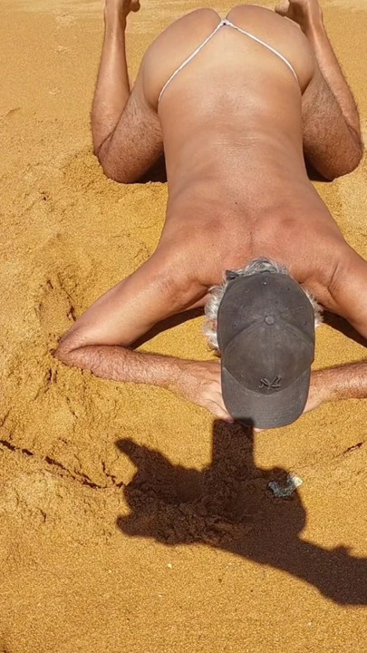 Ladysilva på alle fire på stranden