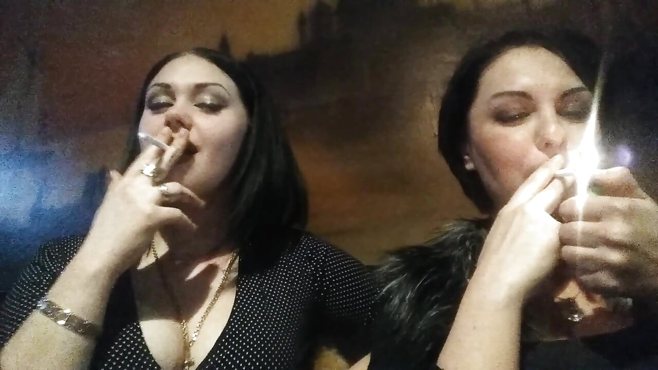 Nói chuyện và hút thuốc hookah và thuốc lá trong câu lạc bộ