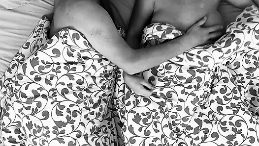 Überkopf-nachtkamera - echtes MILF-paar in schwarz und weiß mit intensivem weiblichem orgasmus