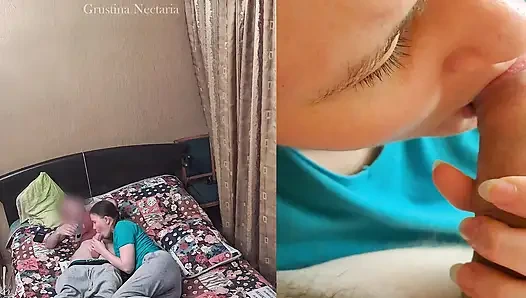Der spontane schlafzimmer-blowjob eines echten russischen paares, gefilmt von zwei kameras